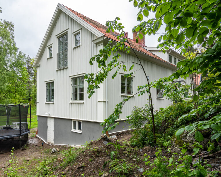 Tillbyggnad i vinkel på ett hus i Stocksund